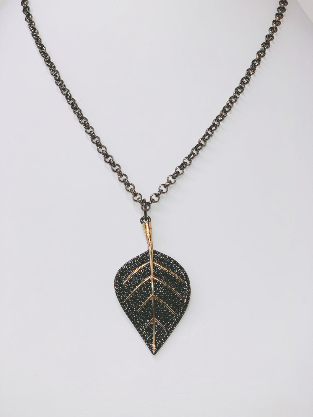 Leaf pendant necklace.